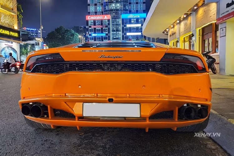 Tất nhiên, Lamborghini Huracan LP610-4 vẫn sử dụng động cơ nạp khí tự nhiên V10 5.2L sản sinh công suất tối đa 610 mã lực và mô-men xoắn cực đại 560Nm, kết hợp với hộp số bán tự động ly hợp kép 7 cấp và hệ dẫn động 4 bánh.