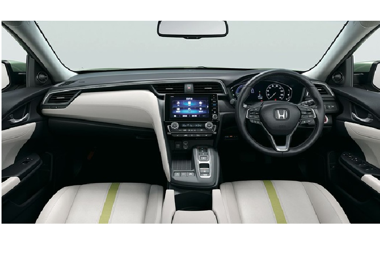 Nội thất trắng ngà điểm xuyết họa tiết xanh lá tạo cảm giác trẻ trung. Chất liệu nội thất chủ yếu là da thật kết hợp với da lộn cao cấp.