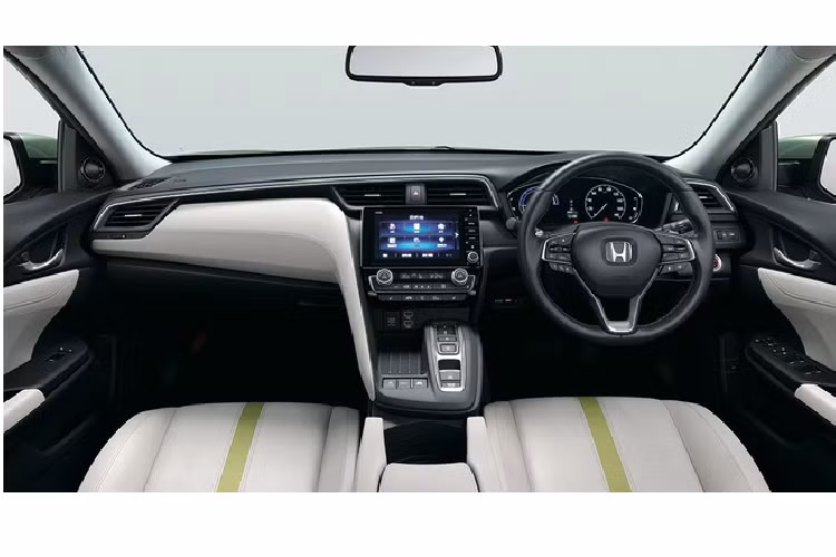 Nội thất trắng ngà điểm xuyết họa tiết xanh lá tạo cảm giác trẻ trung. Chất liệu nội thất chủ yếu là da thật kết hợp với da lộn cao cấp.