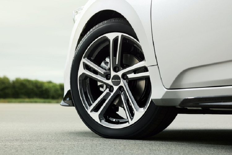 Bản EX Black Style được nâng cấp đáng kể với cụm la-zăng 18 inch bằng hợp kim thay cho la-zăng 17 inch trước đây, bàn đạp ga và phanh bằng thép không gỉ, chỉ khâu nội thất trùng với màu sơn ngoại thất cao cấp Premium Crystal Blue Metallic và Premium Crystal Red Metallic.