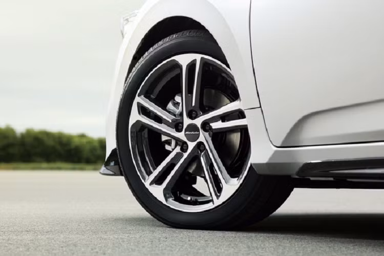 Bản EX Black Style được nâng cấp đáng kể với cụm la-zăng 18 inch bằng hợp kim thay cho la-zăng 17 inch trước đây, bàn đạp ga và phanh bằng thép không gỉ, chỉ khâu nội thất trùng với màu sơn ngoại thất cao cấp Premium Crystal Blue Metallic và Premium Crystal Red Metallic.