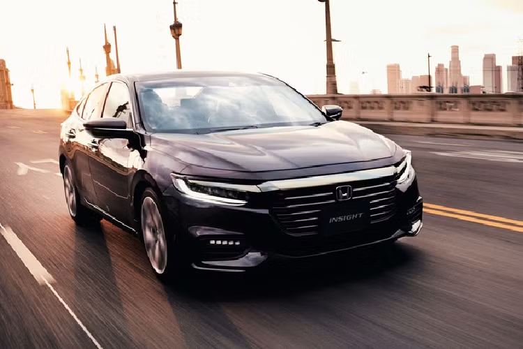 Sedan chạy điện mới của Honda sử dụng hộp số CVT điện tử và khối pin lithium-ion 1,1 kWh, cả hai đều nằm trong gói nâng cấp mới. Giá xe Honda Insight 2021 mới hiện chưa được công bố.