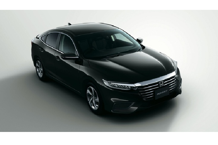 Về thiết kế, model Honda Insight thế hệ mới sơn đen thể thao lưới tản nhiệt và cản sau. Cụm la-zăng 17 inch bằng nhôm thiết kế theo phong cách khí động học.