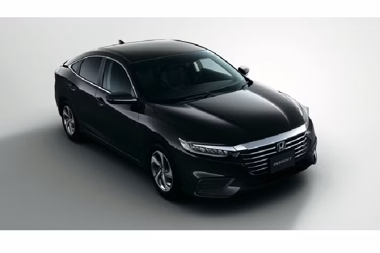 Về thiết kế, model Honda Insight thế hệ mới sơn đen thể thao lưới tản nhiệt và cản sau. Cụm la-zăng 17 inch bằng nhôm thiết kế theo phong cách khí động học.