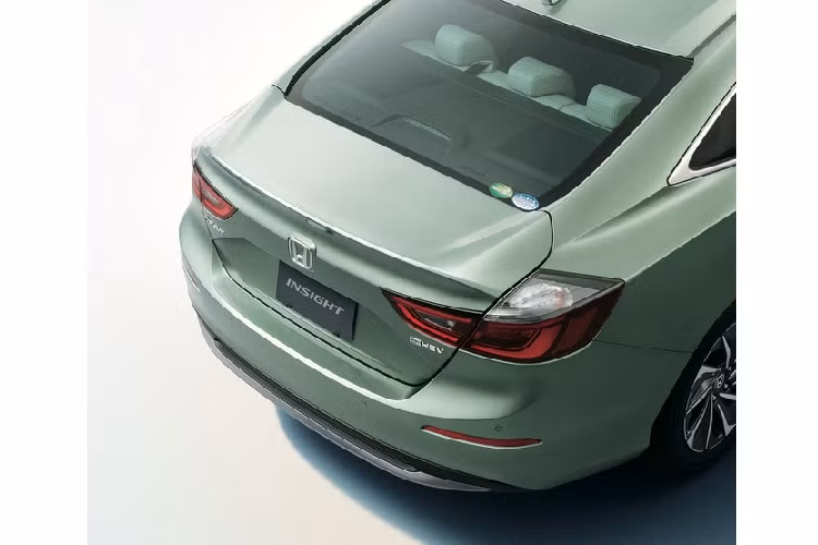 Bản Insight EX Prime Style mới thêm cảm biến đỗ xe và bộ phận chắn bùn.