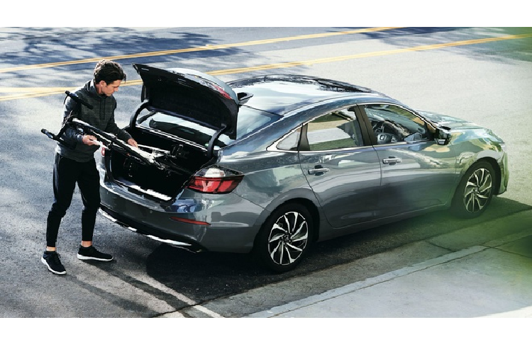 Honda Insight tiếp tục sử dụng khối động cơ hybrid 2 môtơ nhưng với thương hiệu mới là e:HEV. Động cơ xăng 1.5L 4 xi-lanh (108 mã lực, 134 Nm) kết hợp với môtơ điện (129 mã lực, 267 Nm) tạo sức mạnh cho xe.