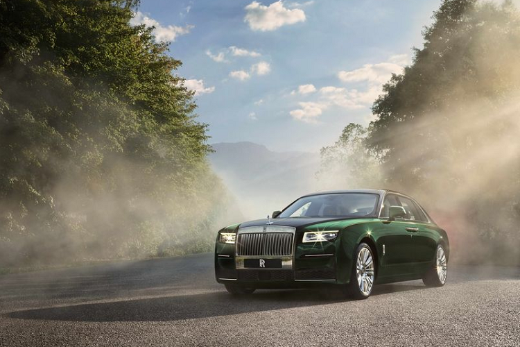 Được phát triển để sử dụng như một chiếc limousine, Rolls-Royce Ghost Ghost Extended mới dài tổng cộng 5.716 mm, tăng 170 mm so với bản tiêu chuẩn, nhờ trục cơ sở được kéo dài từ 3.295 mm lên 3.465 mm, chính vì thế mà xe nặng hơn 46 kg so với Ghost thông thường, đạt mức 2.599 kg.