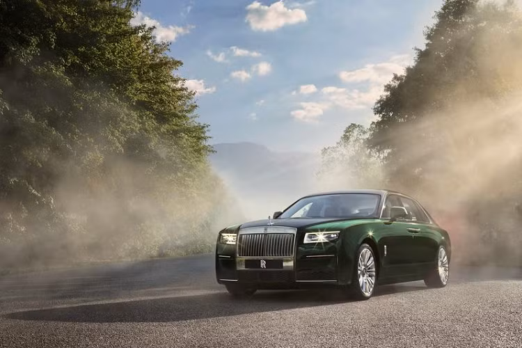 Được phát triển để sử dụng như một chiếc limousine, Rolls-Royce Ghost Ghost Extended mới dài tổng cộng 5.716 mm, tăng 170 mm so với bản tiêu chuẩn, nhờ trục cơ sở được kéo dài từ 3.295 mm lên 3.465 mm, chính vì thế mà xe nặng hơn 46 kg so với Ghost thông thường, đạt mức 2.599 kg.