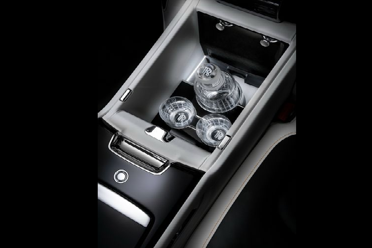 Bên cạnh đó, xe còn có một tủ lạnh nhỏ đựng sâm panh tích hợp ở ngăn giữa hai ghế sau, với hai chế độ làm lạnh đồ uống (tới 6 độ C cho sâm panh non-vintage và 11 độ C đối với sâm panh vintage).