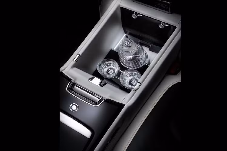 Bên cạnh đó, xe còn có một tủ lạnh nhỏ đựng sâm panh tích hợp ở ngăn giữa hai ghế sau, với hai chế độ làm lạnh đồ uống (tới 6 độ C cho sâm panh non-vintage và 11 độ C đối với sâm panh vintage).
