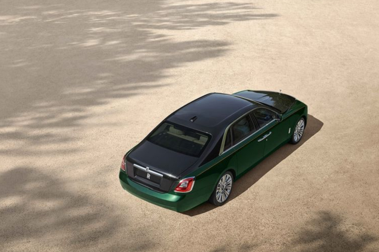 Để duy trì kiểu dáng đẹp tuyệt của Ghost tiêu chuẩn, các nhà thiết kế tại Goodwood đã "che giấu" phần thân xe dài thêm bằng cách kéo dài các cửa sau và bộ phận quanh các khe hở.