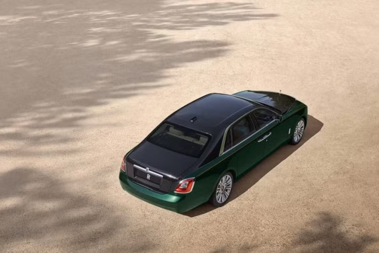 Để duy trì kiểu dáng đẹp tuyệt của Ghost tiêu chuẩn, các nhà thiết kế tại Goodwood đã "che giấu" phần thân xe dài thêm bằng cách kéo dài các cửa sau và bộ phận quanh các khe hở.