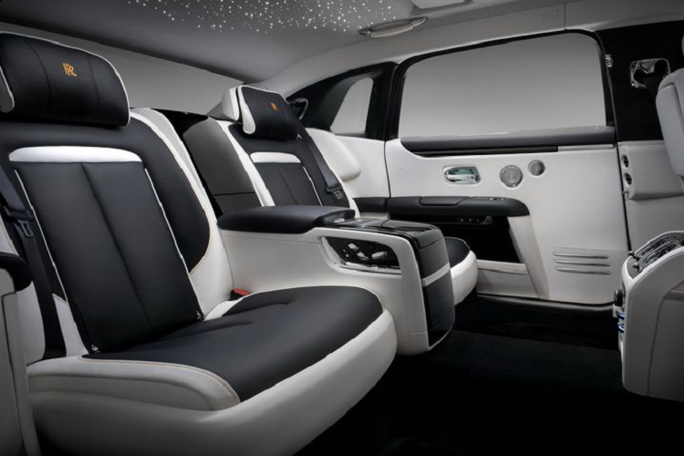 Tất nhiên, sự đẳng cấp của Rolls-Royce Ghost Extended nằm ở bên trong. Chiếc xe được trang bị ghế Serenity có thể ngả lưng hoàn toàn, đem đến những giây phút nghỉ ngơi, thư giãn cho người dùng.