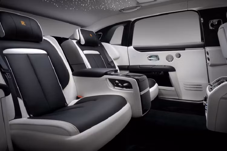 Tất nhiên, sự đẳng cấp của Rolls-Royce Ghost Extended nằm ở bên trong. Chiếc xe được trang bị ghế Serenity có thể ngả lưng hoàn toàn, đem đến những giây phút nghỉ ngơi, thư giãn cho người dùng.