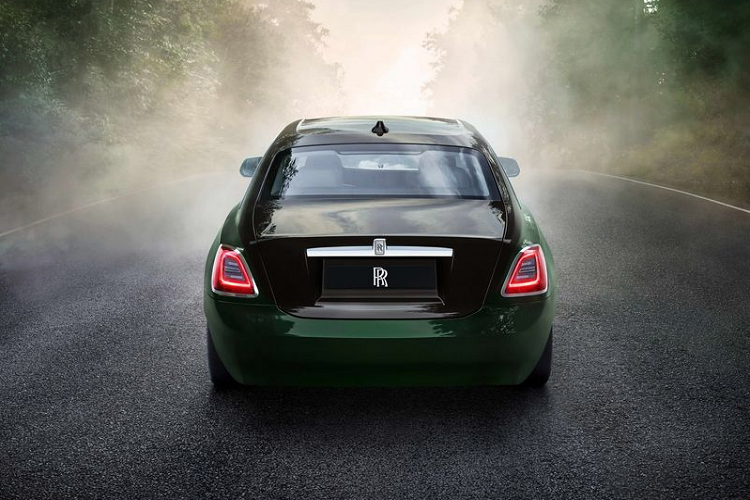 Bất chấp trọng lượng tăng thêm, Ghost Extended vẫn có khả năng hiệu suất giống hệt Ghost thường, nghĩa là xe chỉ cần 4,6 giây để tăng tốc từ 0 - 96 km/h và có tốc độ tối đa 250 km/h.