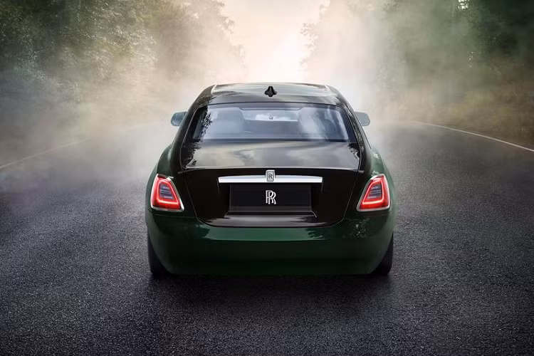 Bất chấp trọng lượng tăng thêm, Ghost Extended vẫn có khả năng hiệu suất giống hệt Ghost thường, nghĩa là xe chỉ cần 4,6 giây để tăng tốc từ 0 - 96 km/h và có tốc độ tối đa 250 km/h.