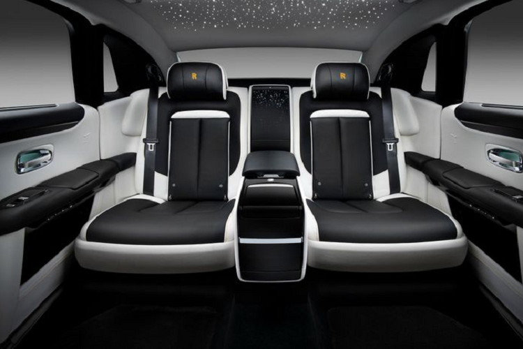 "Trái tim" của Rolls-Royce Ghost Extended vẫn là khối động cơ tăng áp kép V12 6.75L sản sinh công suất 563 mã lực và mô-men xoắn cực đại 850Nm.