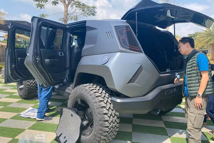 Dưới nắp capô của phiên bản Rezvani Tank 2020 có nhiều trang bị động cơ. Trên bản cao cấp nhất là động cơ siêu nạp V8, dung tích 6.2 lít thường thấy ở trong Dodge Challenger SRT Demon nhưng được độ lên tới công suất 1.000 mã lực và mô-men xoắn cực đại 1.180 Nm.