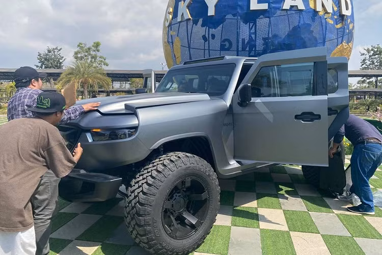 Những tính năng an ninh khác bao gồm khả năng nhìn trong đêm FLIR Thermal Night Vision, kính chống đạn, lốp chạy được khi xịt cấp quân sự, bảo vệ chất nổ phía dưới sàn, một bình nhiêu liệu tự đóng kín, bộ tản nhiệt bọc giáp, tấm cản va cực cứng, tay nắm cửa giật điện, đèn nháy và còi báo động, thiết bị nhả khói mù và video giám sát liên tục được tải lên bộ nhớ đám mây.