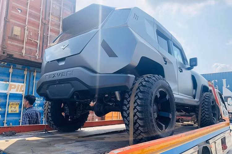 Trên thế giới, Rezvani Tank 2020 có đến 3 phiên bản với các mức giá khác nhau là 155.000 đô la dành cho bản tiêu chuẩn. Rezvani Tank Military Edition có khởi điểm ở mức 295.000 đô la và phiên bản cao cấp nhất là Rezvani Tank X có giá khởi điểm 349.000 đô la. Trên bản Rezvani Tank X có cả giáp chống đạn và còn cung cấp cả sự bảo vệ trước xung điện từ, phòng trường hợp xảy ra thảm họa hạt nhân.