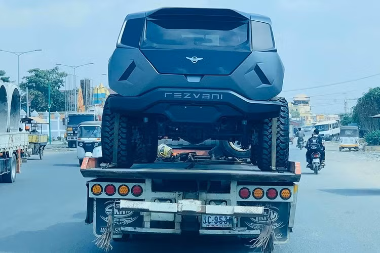 Những lựa chọn động cơ khác bao gồm một máy hút khí tự nhiên V6, dung tích 3.6 lít, sản sinh công suất tối đa 285 mã lực, một máy V8, dung tích 6.4 lít, sản sinh công suất 500 mã lực và một máy chạy dầu V6, dung tích 3.0 lít, sản sinh công suất 285 mã lực.