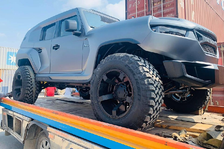 Các đại gia Campuchia trong tháng cuối cùng của năm 2019 đã gây bất ngờ khi tậu 1 trong 20 chiếc siêu xe Bugatti Chiron Sport 110 Ans Edition sản xuất trên toàn thế giới. Và trong tháng đầu tiên của năm 2020 này, giới nhà giàu ở xứ sở chùa tháp lại gây nên một cơn sốt khác đó chính là việc mua chiếc SUV hàng đỉnh Rezvani Tank 2020 chống đạn.