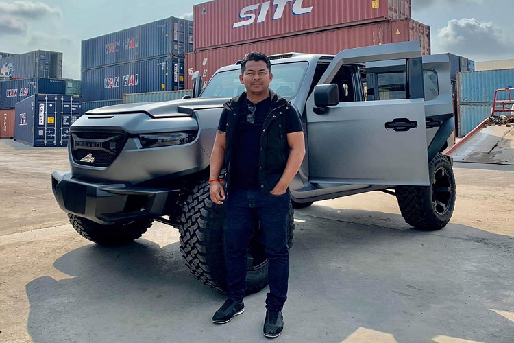 Chưa hết, Rezvani Tank 2020 còn có khả năng off-road cực tốt nhờ bộ lốp cỡ 37 inch, hệ thống treo Fox Racing, bộ trục Dynatrac với khóa khí và một bộ nén khí. Nó còn được trang bị với bộ phanh Dynatrac ProGrip ở cả phía trước và sau, trục truyền động 1.350 phía trước và 1.410 phía sau, và cuối cùng là tùy chọn trang bị Fox Racing 3.0 Internal Bypass Shocks với DSC. Một thanh đèn LED đặt trên nóc giúp tăng cường tầm nhìn của tài xế.