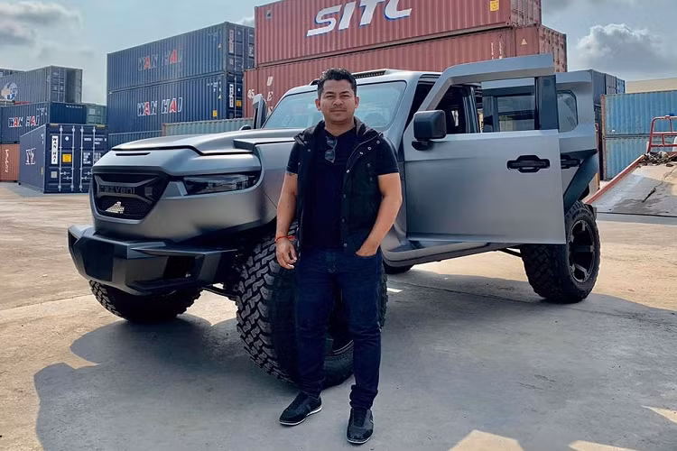Chưa hết, Rezvani Tank 2020 còn có khả năng off-road cực tốt nhờ bộ lốp cỡ 37 inch, hệ thống treo Fox Racing, bộ trục Dynatrac với khóa khí và một bộ nén khí. Nó còn được trang bị với bộ phanh Dynatrac ProGrip ở cả phía trước và sau, trục truyền động 1.350 phía trước và 1.410 phía sau, và cuối cùng là tùy chọn trang bị Fox Racing 3.0 Internal Bypass Shocks với DSC. Một thanh đèn LED đặt trên nóc giúp tăng cường tầm nhìn của tài xế.