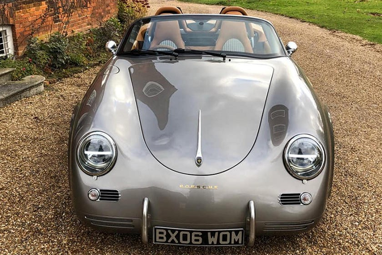 Không giống 356 Speedster gốc, Autobody 387 Speedster có trang bị mái gấp để phòng trường hợp thời tiết chuyển biến xấu. Tháo bỏ một vài tấm ốp sợi thủy tinh và da bọc sẽ hé lộ phần mái tự động của chiếc Boxster ban đầu, đồng nghĩa rằng Autobody 387 có thể chạy trong cả vai trò speedster hoặc mui trần phong cách cổ điển.