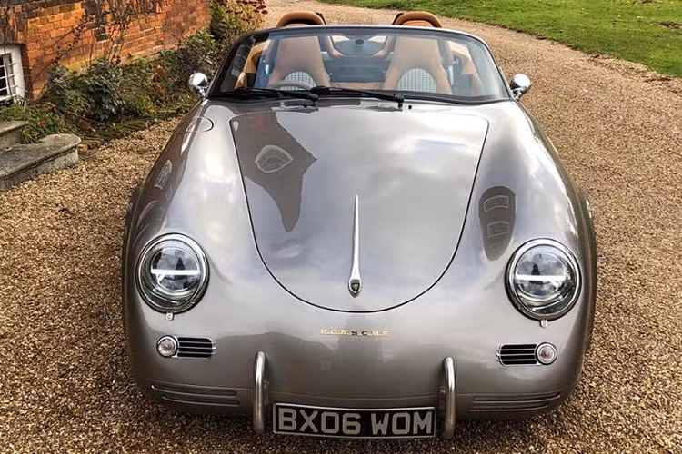 Không giống 356 Speedster gốc, Autobody 387 Speedster có trang bị mái gấp để phòng trường hợp thời tiết chuyển biến xấu. Tháo bỏ một vài tấm ốp sợi thủy tinh và da bọc sẽ hé lộ phần mái tự động của chiếc Boxster ban đầu, đồng nghĩa rằng Autobody 387 có thể chạy trong cả vai trò speedster hoặc mui trần phong cách cổ điển.