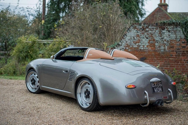 Ngày này, tìm kiếm một chiếc trong tình trạng nguyên bản là không dễ dàng, và kể cả nếu có tìm thấy thì nó cũng thường đi kèm với một cái giá trên trời. May mắn, các fan hâm hộ giờ đây có một phương án thay thế hợp lý cho 356 Speedster nguyên bản.