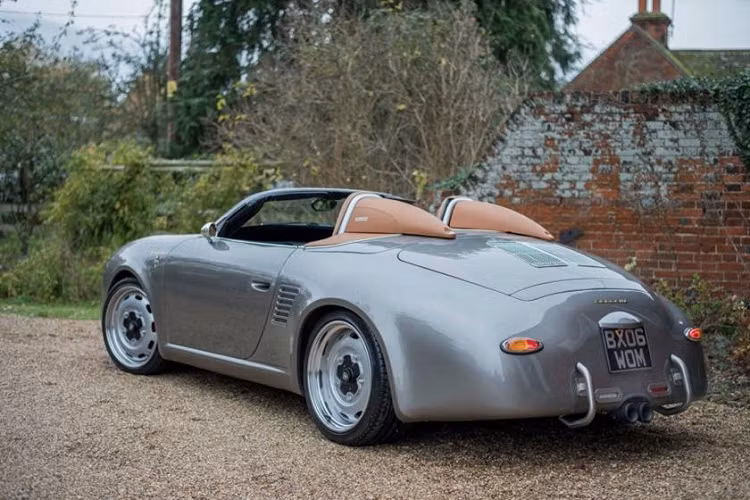 Ngày này, tìm kiếm một chiếc trong tình trạng nguyên bản là không dễ dàng, và kể cả nếu có tìm thấy thì nó cũng thường đi kèm với một cái giá trên trời. May mắn, các fan hâm hộ giờ đây có một phương án thay thế hợp lý cho 356 Speedster nguyên bản.