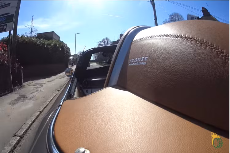 Kênh YouTube “JayEmm on Cars” mới đây đã cơ hội lái thử một chiếc và tỏ ra hết sức ấn tượng. Nó được gọi là Autobody 387 Speedster, chế tạo dựa trên một chiếc Porsche Boxster thế hệ 997 mà đã được biến đổi phong cách toàn diện cho giống 356 Speedster cổ điển, và kết quả rất đáng kinh ngạc.