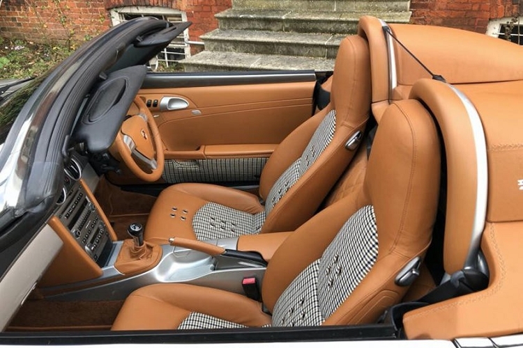 Công ty độ xe Total Headturners đến từ Anh Quốc đang thực hiện nhiệm vụ biến đổi những chiếc xe thể thao Porsche Boxster thành 356 Speedster nhái, kết hợp phong cách cổ điển với công nghệ hiện đại.