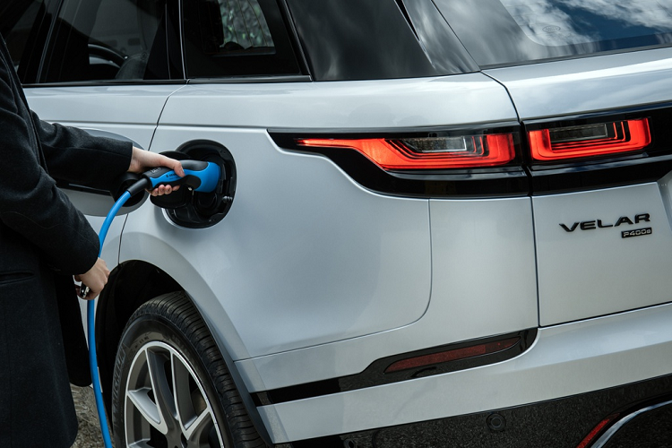 Ở đời 2021, biến thể đặc biệt Range Rover Velar Edition sở hữu ngoại thất ấn tượng hơn so với model tiêu chuẩn và R-Dynamic. Phiên bản cao cấp này có nóc xe sơn đen, mâm xe hợp kim 20 inch sơn đen, đi kèm 4 tùy màu sơn gồm đồng Lantau, bạc Hakuba, đen Santorini và xám Eiger.