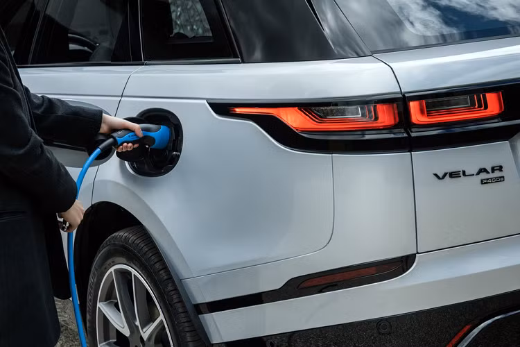 Ở đời 2021, biến thể đặc biệt Range Rover Velar Edition sở hữu ngoại thất ấn tượng hơn so với model tiêu chuẩn và R-Dynamic. Phiên bản cao cấp này có nóc xe sơn đen, mâm xe hợp kim 20 inch sơn đen, đi kèm 4 tùy màu sơn gồm đồng Lantau, bạc Hakuba, đen Santorini và xám Eiger.