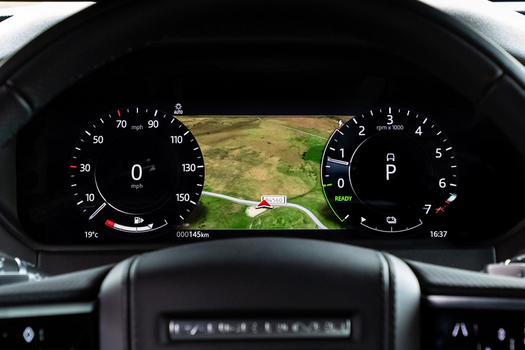 Một chi tiết mới cần nhắc đến là cần số điện nhỏ gọn thay thế cho cần số dạng núm xoay. Điều này phần nào làm mất đi tính đặc trưng của thương hiệu Land Rover, đổi lại thao tác sang số của người lái được đơn giản hóa và thuận tiện hơn. Hệ thống giải trí của Range Rover Velar 2021 được nâng cấp với giao diện Pivi và Pivi Pro mới nhất của Land Rover.