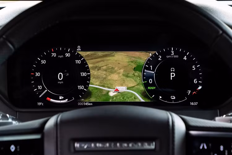 Một chi tiết mới cần nhắc đến là cần số điện nhỏ gọn thay thế cho cần số dạng núm xoay. Điều này phần nào làm mất đi tính đặc trưng của thương hiệu Land Rover, đổi lại thao tác sang số của người lái được đơn giản hóa và thuận tiện hơn. Hệ thống giải trí của Range Rover Velar 2021 được nâng cấp với giao diện Pivi và Pivi Pro mới nhất của Land Rover.