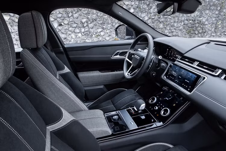 Khoang lái của Range Rover Velar 2021 xuất hiện nhiều nâng cấp giúp tăng tính tiện nghi cho người dùng. Còn lại, tổng thể cabin vẫn giữ thiết kế quen thuộc với các đường nét thẳng đơn giản, phối hợp cùng vật liệu da và kim loại cao cấp.