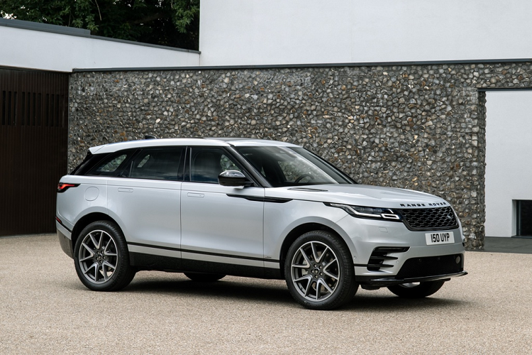 Mức giá xe Range Rover Velar 2021 khởi điểm tại Anh bắt đầu từ 46.110 bảng, tương đương 58.560 USD. Tại Việt Nam, Range Rover Velar hiện có 5 phiên bản với 3 tùy chọn động cơ xăng 2.0L, 3.0L và 5.0L, giá đề xuất dao động từ 4,02 tỷ đến 11,58 tỷ đồng. Đây là đối thủ cạnh tranh của Porsche Cayenne và Maserati Levante.