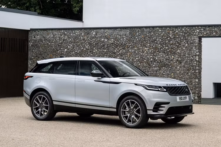 Mức giá xe Range Rover Velar 2021 khởi điểm tại Anh bắt đầu từ 46.110 bảng, tương đương 58.560 USD. Tại Việt Nam, Range Rover Velar hiện có 5 phiên bản với 3 tùy chọn động cơ xăng 2.0L, 3.0L và 5.0L, giá đề xuất dao động từ 4,02 tỷ đến 11,58 tỷ đồng. Đây là đối thủ cạnh tranh của Porsche Cayenne và Maserati Levante.