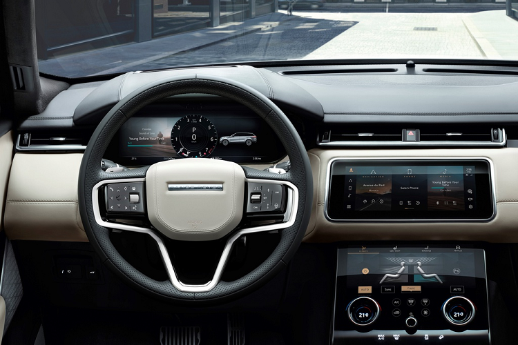 Thay đổi dễ nhận thấy nhất là vô-lăng chuyển từ loại 4 chấu sang tạo hình 3 chấu, 2 cụm nút điều khiển cảm ứng cũng được thiết kế mới to và hiện đại hơn. Màn hình tốc độ vẫn là loại kỹ thuật số với kích thước 12,3 inch và khu vực điều khiển trung tâm có 2 màn hình cảm ứng 10 inch tương tự đời xe cũ.