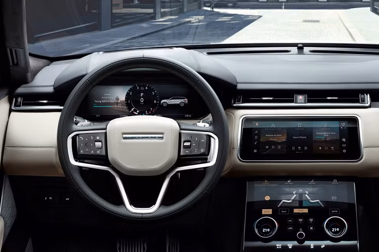 Thay đổi dễ nhận thấy nhất là vô-lăng chuyển từ loại 4 chấu sang tạo hình 3 chấu, 2 cụm nút điều khiển cảm ứng cũng được thiết kế mới to và hiện đại hơn. Màn hình tốc độ vẫn là loại kỹ thuật số với kích thước 12,3 inch và khu vực điều khiển trung tâm có 2 màn hình cảm ứng 10 inch tương tự đời xe cũ.