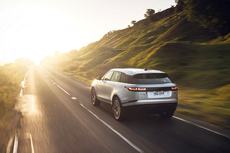 Nâng cấp được chờ đợi nhất ở Velar 2021 là các động cơ mới. Land Rover lần đầu tiên cung cấp tùy chọn cấu hình hybrid cắm sạc (plug-in hybrid - PHEV) cho Range Rover Velar. Phiên bản Velar P400e được trang bị động cơ xăng I4 2.0L cùng một động cơ điện cho tổng công suất 398 mã lực và mô-men xoắn 640 Nm. Cụm pin dung lượng 17,1 kWh giúp model P400e có thể di chuyển thuần điện với quãng đường khoảng 53 km. Khả năng tăng tốc 0-100 km/h mất 5,4 giây.