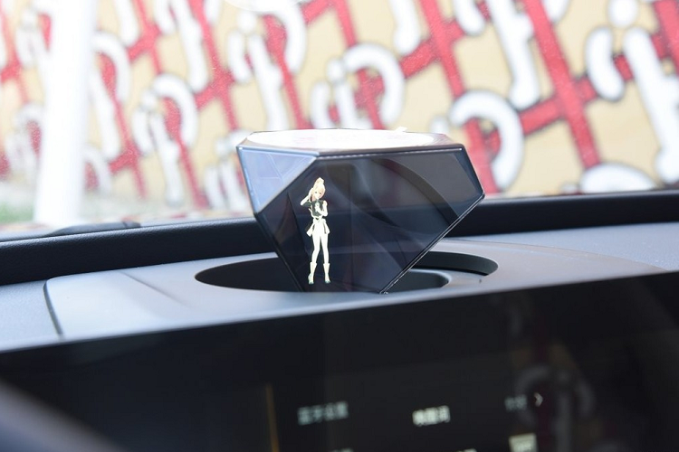 Trong ảnh, chúng ta thấy trợ lý này giống như một “em gái hoạt hình Nhật Bản” dễ thương, nhưng thực tế thì người dùng có thể lựa chọn thay đổi sang nhiều hình tượng khác nếu muốn. Bên cạnh đó, mẫu SUV điện này có một hệ thống âm thanh được thiết kế bởi công ty Đan Mạch Jamo.