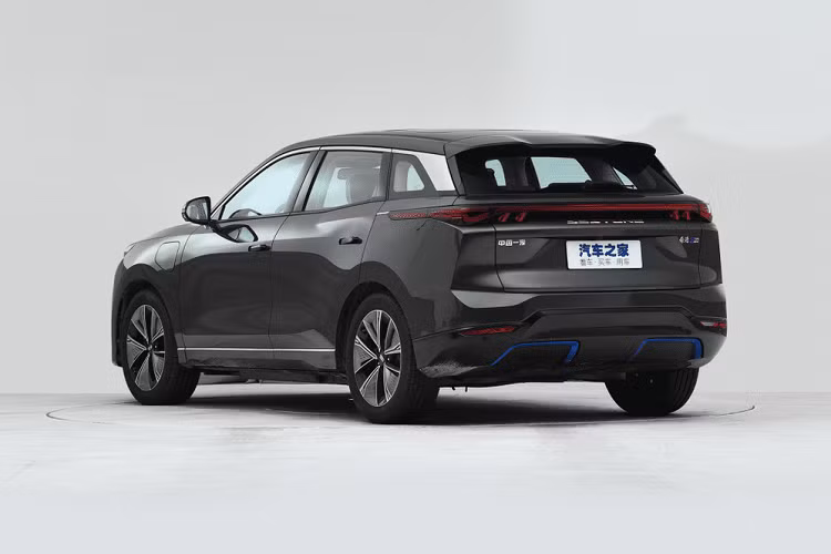 Phía trước của SUV Bestune 01 EV mới cho thấy cụm đèn mỏng, nối liền nhau và thiếu vắng lưới tản nhiệt truyền thống. Không gian nội thất của xe có trang bị hệ thống màn hình đôi cùng cỡ 12.3 inch dành cho bảng đồng hồ và hệ thống thông tin giải trí trung tâm, và thậm chí còn có thêm một màn hình nhỏ ở cụm điều khiển trung tâm phía dưới.