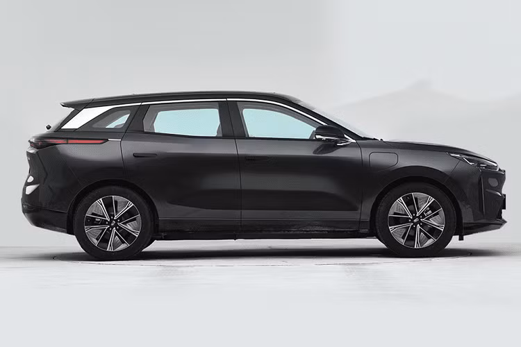 Nhìn từ bên sườn, Bestune 01 trông khá trơn mượt với vị trí sạc điện ở phía bánh trước. Trước mắt, giá xe Bestune 01 EV vẫn chưa được công bố cụ thể, nhưng chắc chắn người mua không phải chờ đợi lâu để biết điều này.