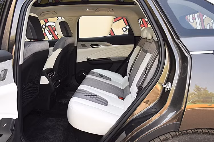 Trên khía cạnh kích thước, Bestune E01 có chiều dài 4.639 mm, rộng 1.880 mm, cao 1.640 mm, và trục cơ sở 2.810 mm. Trọng lượng không tải của xe là 1.810 km và lắp đặt ghế ngồi rộng rãi cho 5 người. Nhìn chung, chiếc xe này có sử dụng một khung gầm xe điện đáng tin cậy, dáng vẻ trông hiện đại và có phần giống wagon hơn SUV.