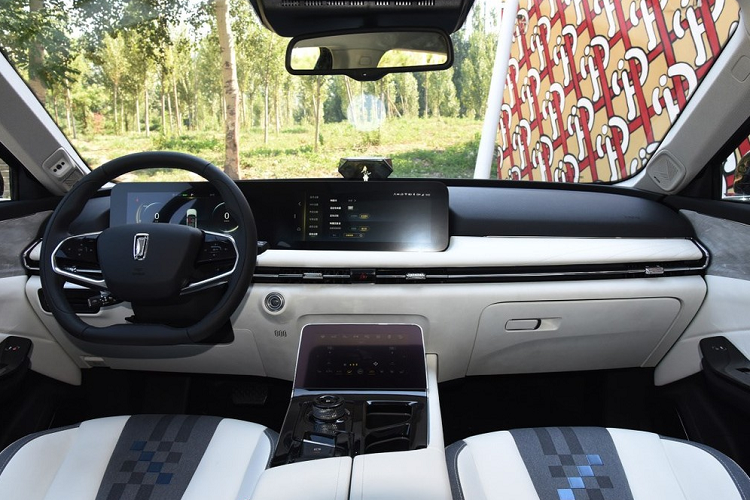 Bố cục nội thất của SUV Bestune 01 tỏ chất công nghệ với màn hình đôi lớn, nổi bật trên mặt táp lô. Tương tự với một mẫu T77 trước đây, mặt táp lô của Bestune 01 cũng có lắp đặt một cái kén nhỏ dành cho hệ thống trợ lý hình ảnh 3D.