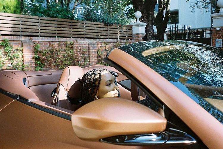 Trong số 3 chiếc siêu xe mui trần Ferrari Portofino mà tỷ phú dầu mỏ ở Nigeria mua tặng cho 3 cô con gái rượu có chiếc mang màu nâu đất, một chiếc mang màu xanh và chiếc còn lại nguyên bản màu đen nhưng hiện đang diện bộ áo màu hồng rất nữ tính được dán đề-can và thuộc sở hữu của Florence Ifeoluwa Otedola.